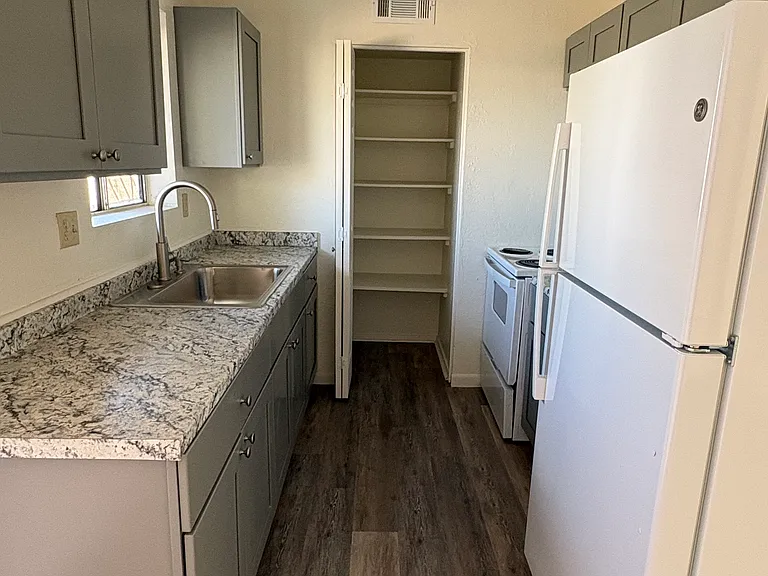28 W Elm St #28 — Photo 8