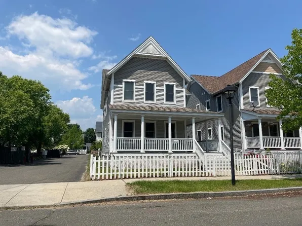 325 Elm St, Holyoke, MA 01040