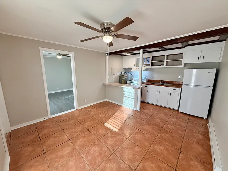 Charming Single Unit in West Jefferson | $900/mo | Available 2/9 — Photo 2