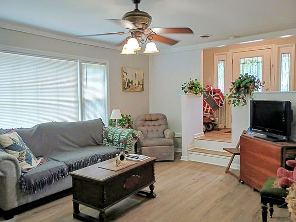 3rd image of 509 Burbank St
