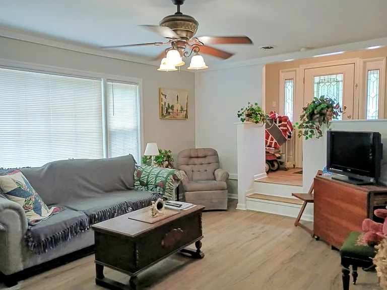 509 Burbank St — Photo 3