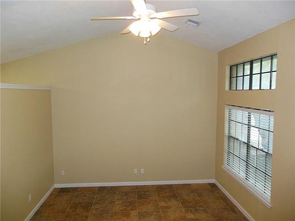 5th image of 1806 Honeysuckle Ln