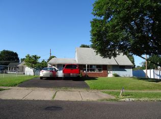 6 Cobalt Ridge Dr E, Levittown, PA 19057