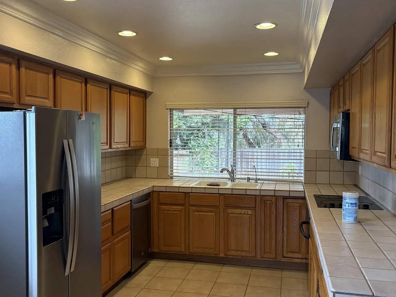 4 bed, 2.5 bath, 2580 sqft, $5,400 — Photo 2