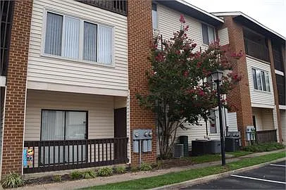 36 Pacific Dr Photo 1