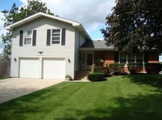 23W174 Woodcroft Dr, Glen Ellyn, IL 60137