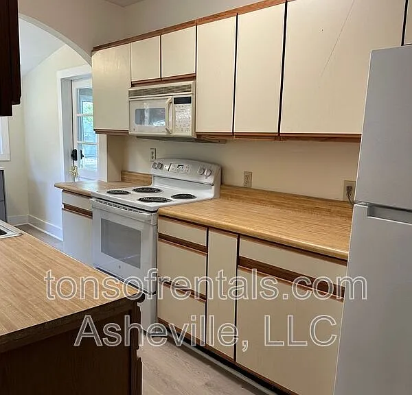 1809 Windsor Dr — Photo 8