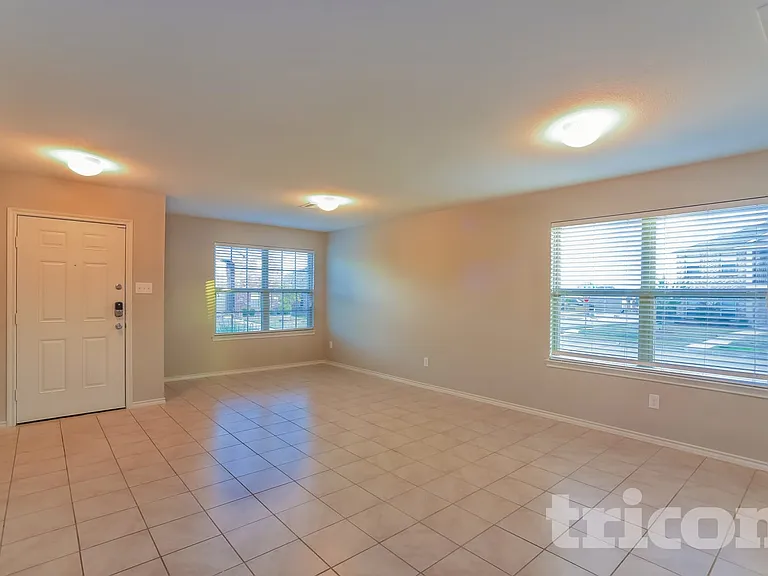 2511 Glen Hollow Dr — Photo 4