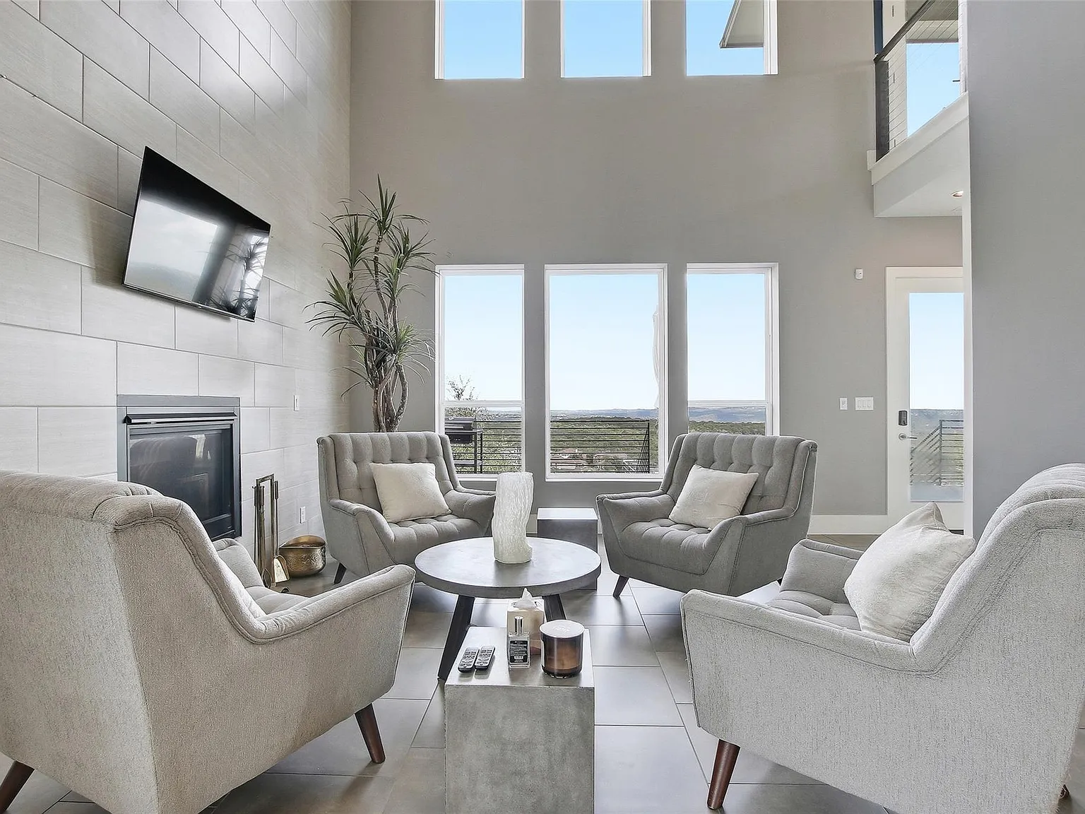 4 bed, 4.0 bath, 3850 sqft, $5,500 — Photo 3