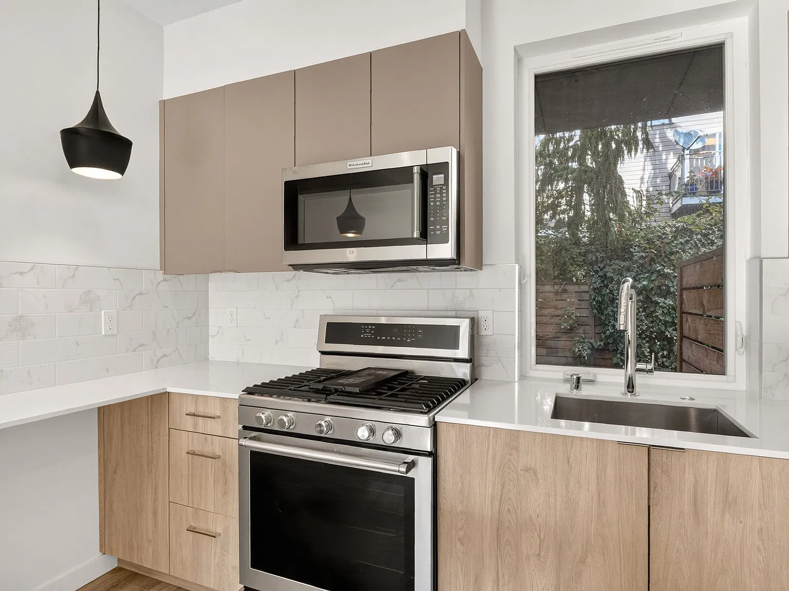 2212 S Charles St Seattle - 1 — Photo 3