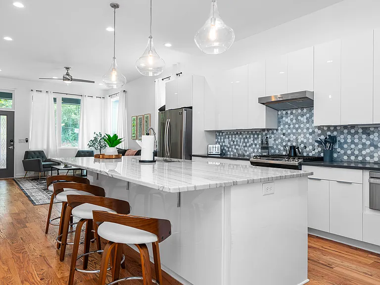 753 Fraser St SE — Photo 2