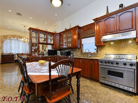 5th image of 32 Whitman Dr