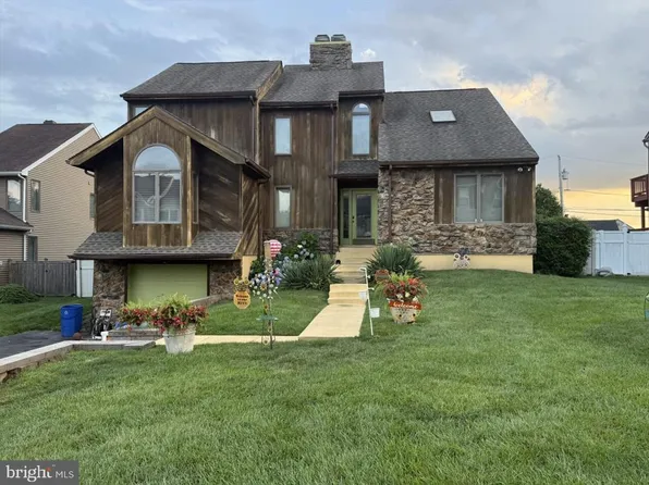 8908 Springview Rd, Philadelphia, PA 19115