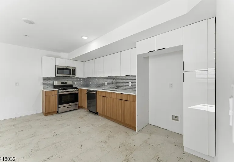 106 Columbia Ave — Photo 3