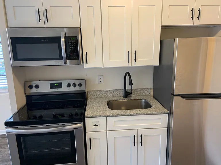 1030 N Victoria Park Rd — Photo 3