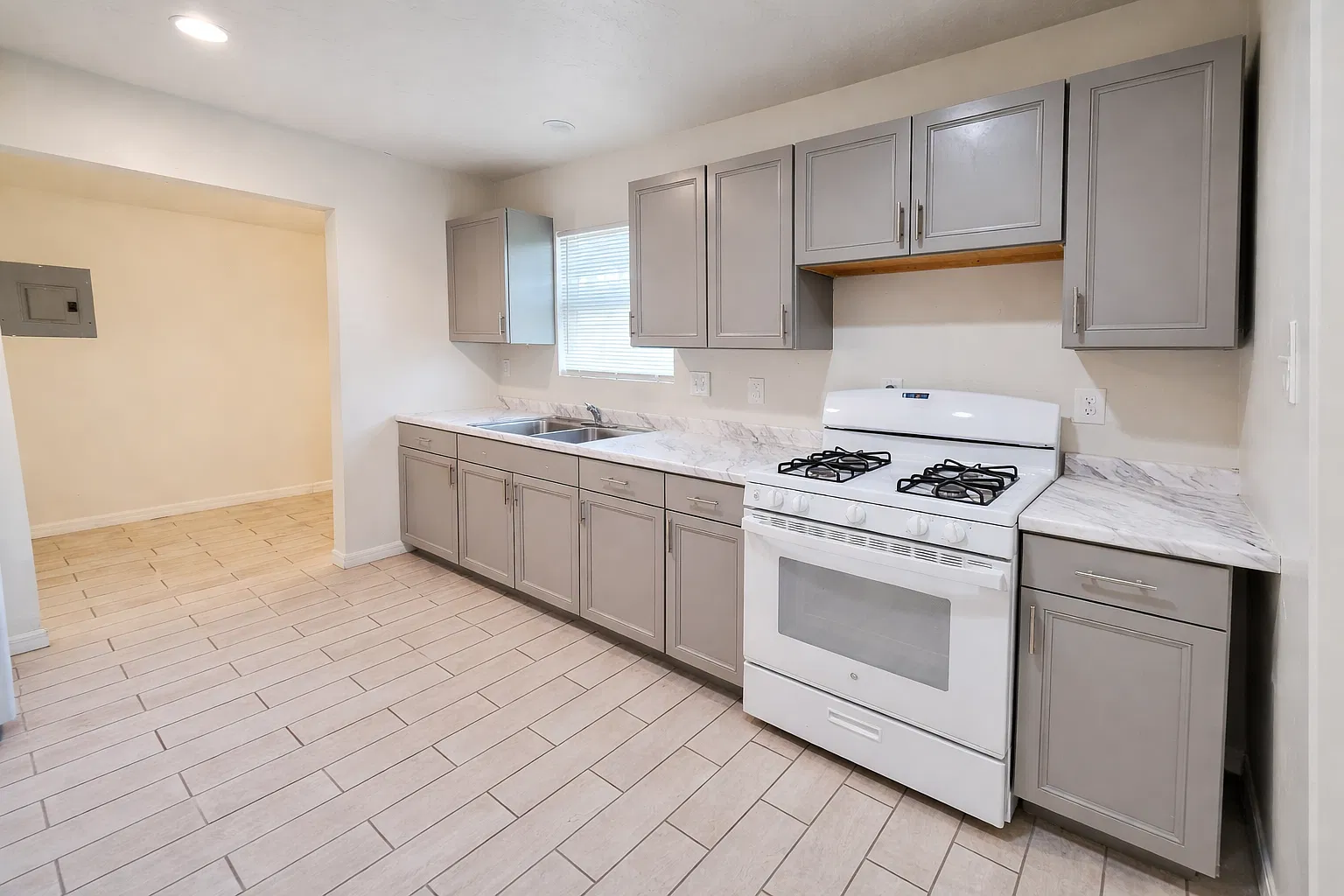 323 Precious St — Photo 4