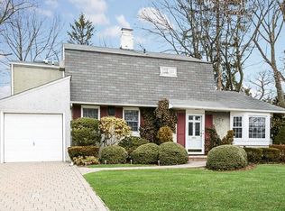 79 Hickory Ln, Roslyn Heights, NY 11577