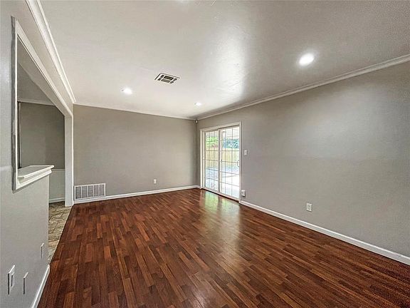 4th image of 1611 Surrey Dr