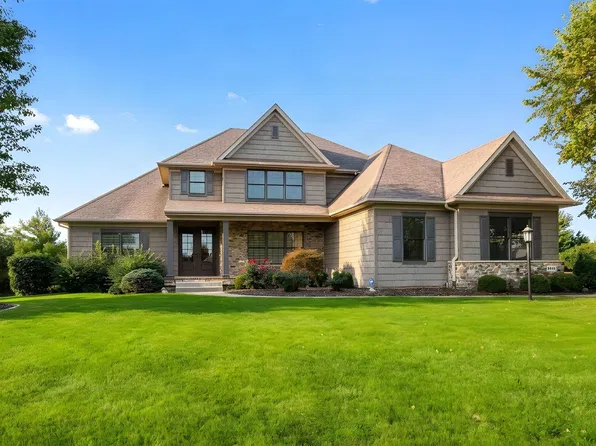 3934 Grayhawk Ct, Bettendorf, IA 52722