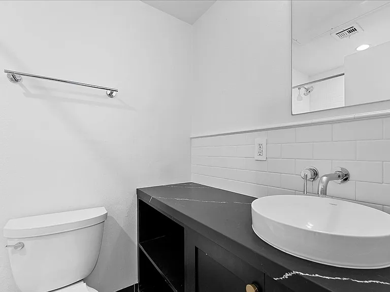 135 N Doheny Dr #202 — Photo 9