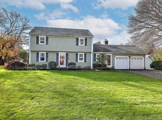15 Chestnut Hill Dr, Seekonk, MA 02771