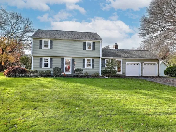 15 Chestnut Hill Dr, Seekonk, MA 02771