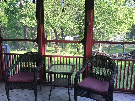 Screened in porch. Pic 2.
