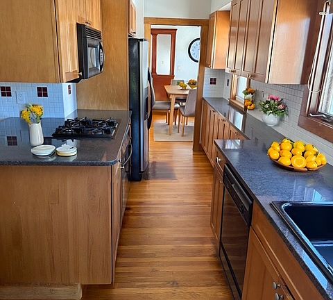 3rd image of 477 Medford St