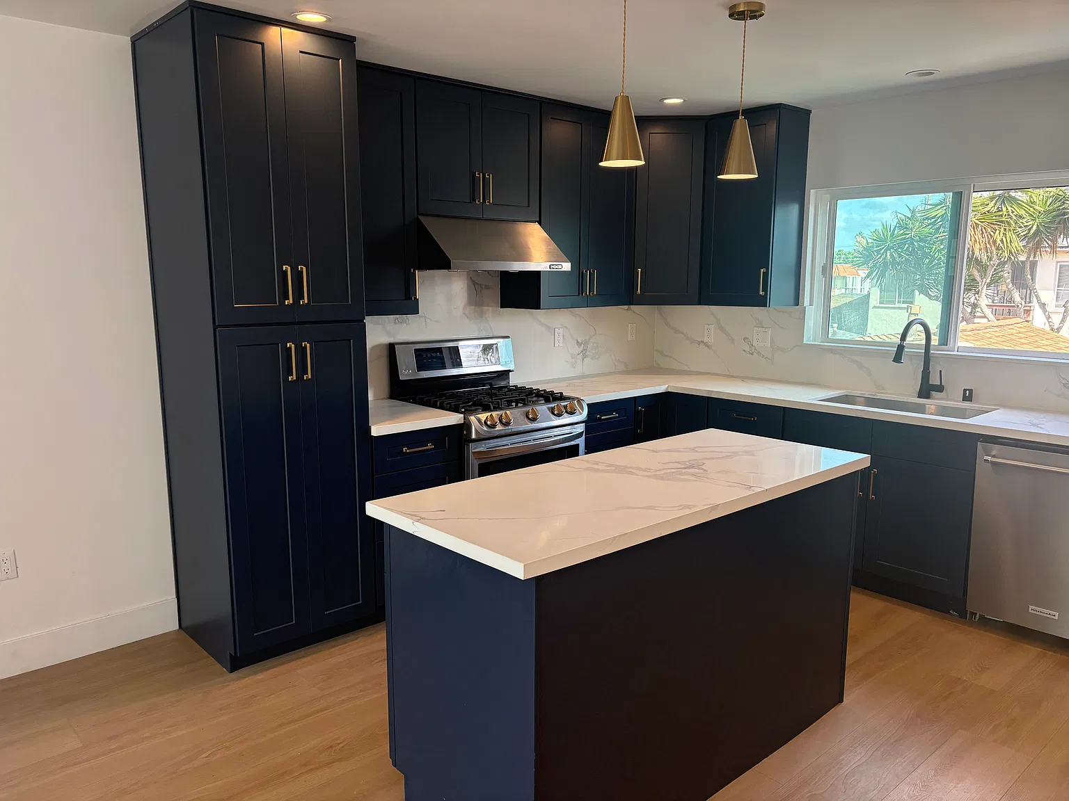 2079 Cable St — Photo 2