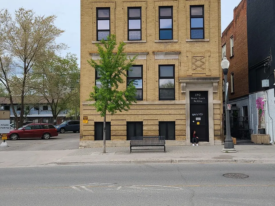 192 Hunter St W