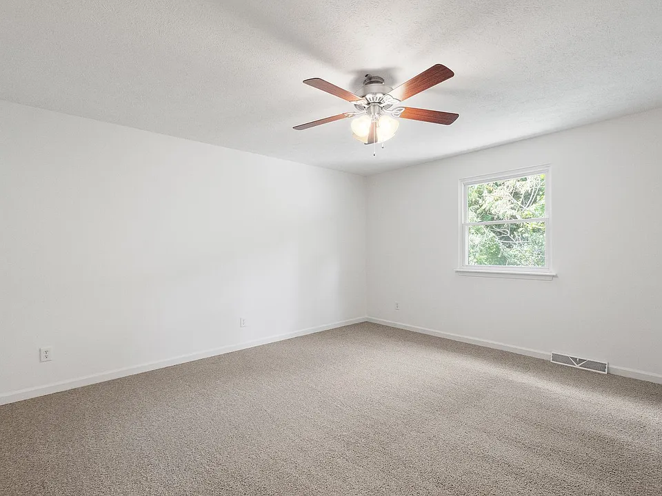 325 Clavale Dr