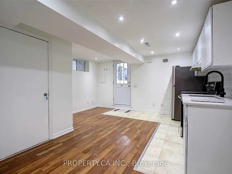 1012 Ossington Ave #LOWER — Photo 8
