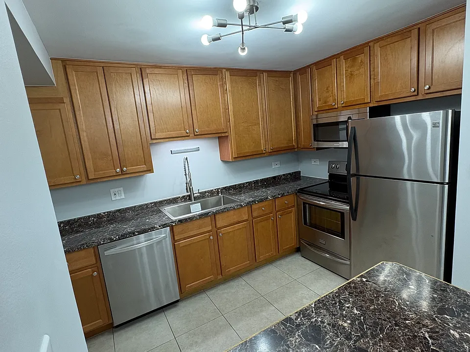 1316 N Geneva Dr #2A