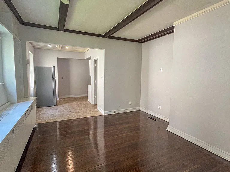208 Maple Ave — Photo 2