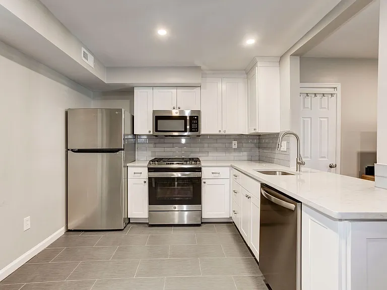 1169 Summit St NE — Photo 24