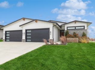 14320 Sutton Dr, Urbandale, IA 50323