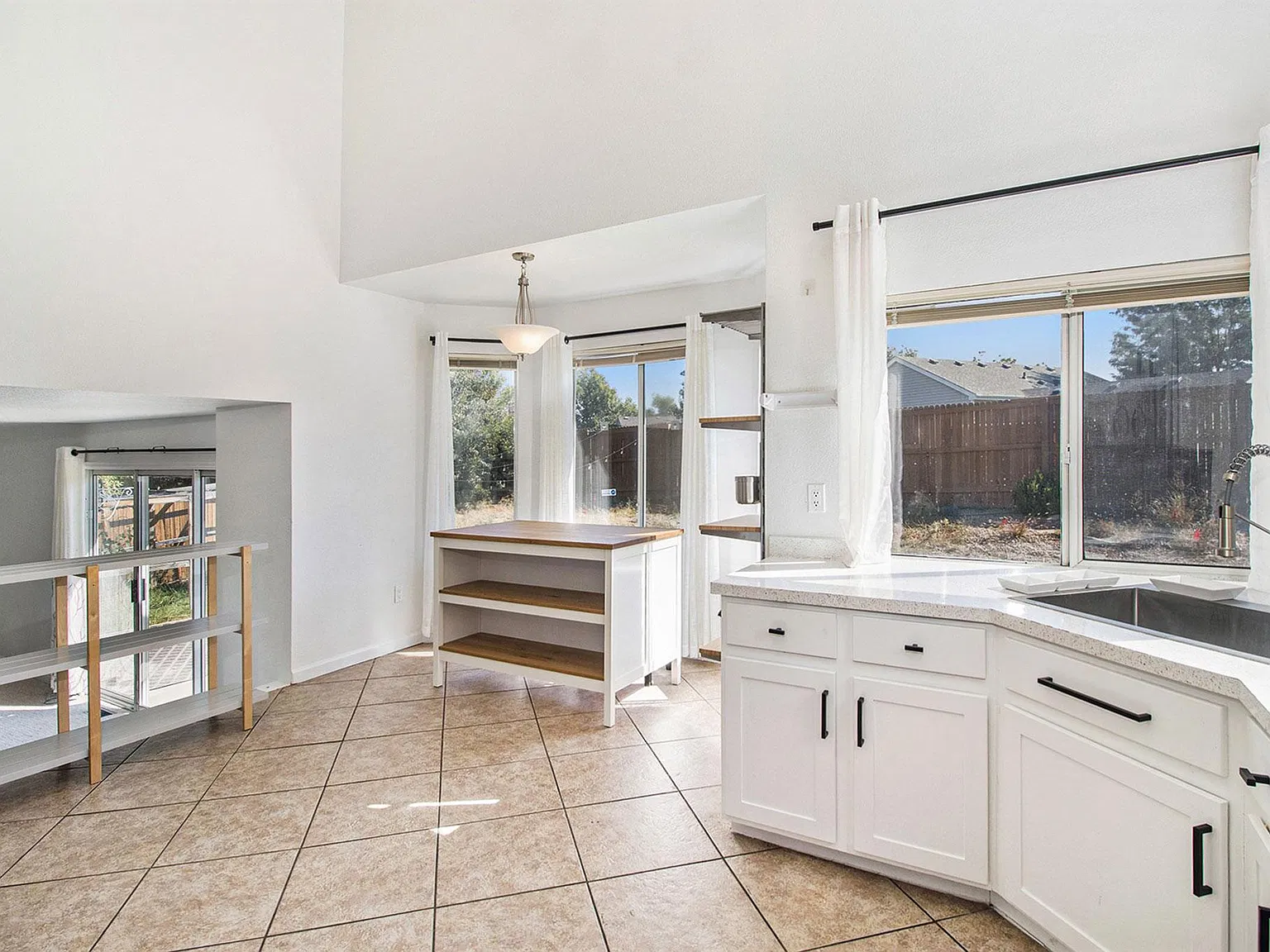 5 bed, 3.5 bath, 2510 sqft, $3,400 — Photo 3
