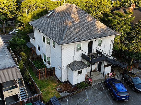 2nd image of 815 15th Avenue E