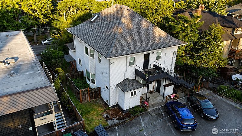 2nd image of 815 15th Avenue E
