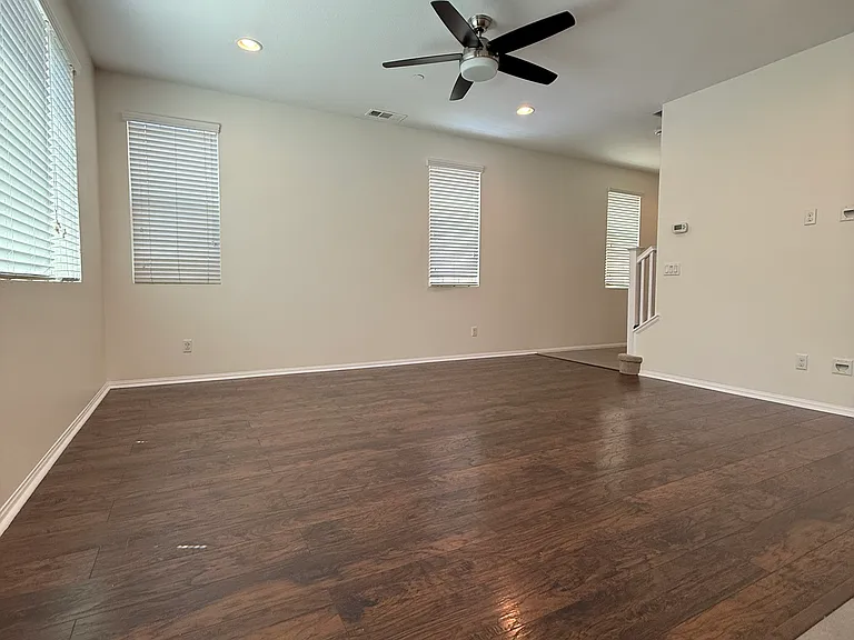 506 Moonlight Dr — Photo 3