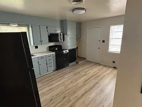 414 E Avenue B — Photo 3