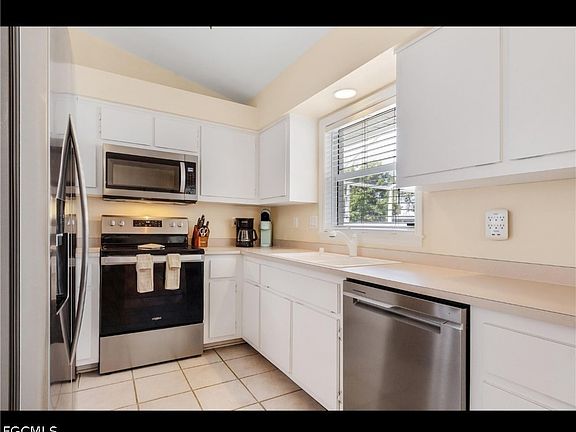 4th image of 505 SE 9th Pl