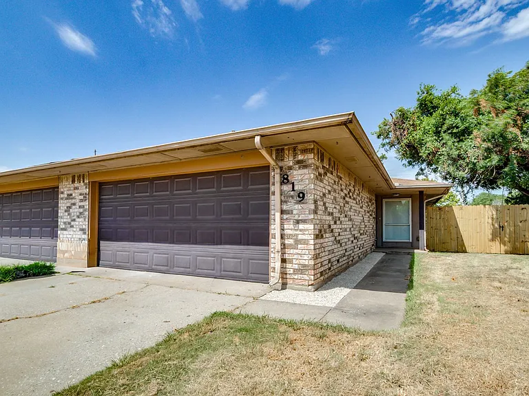819 N Eagle Ln — Photo 3