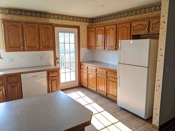 5th image of 15641 Foster St