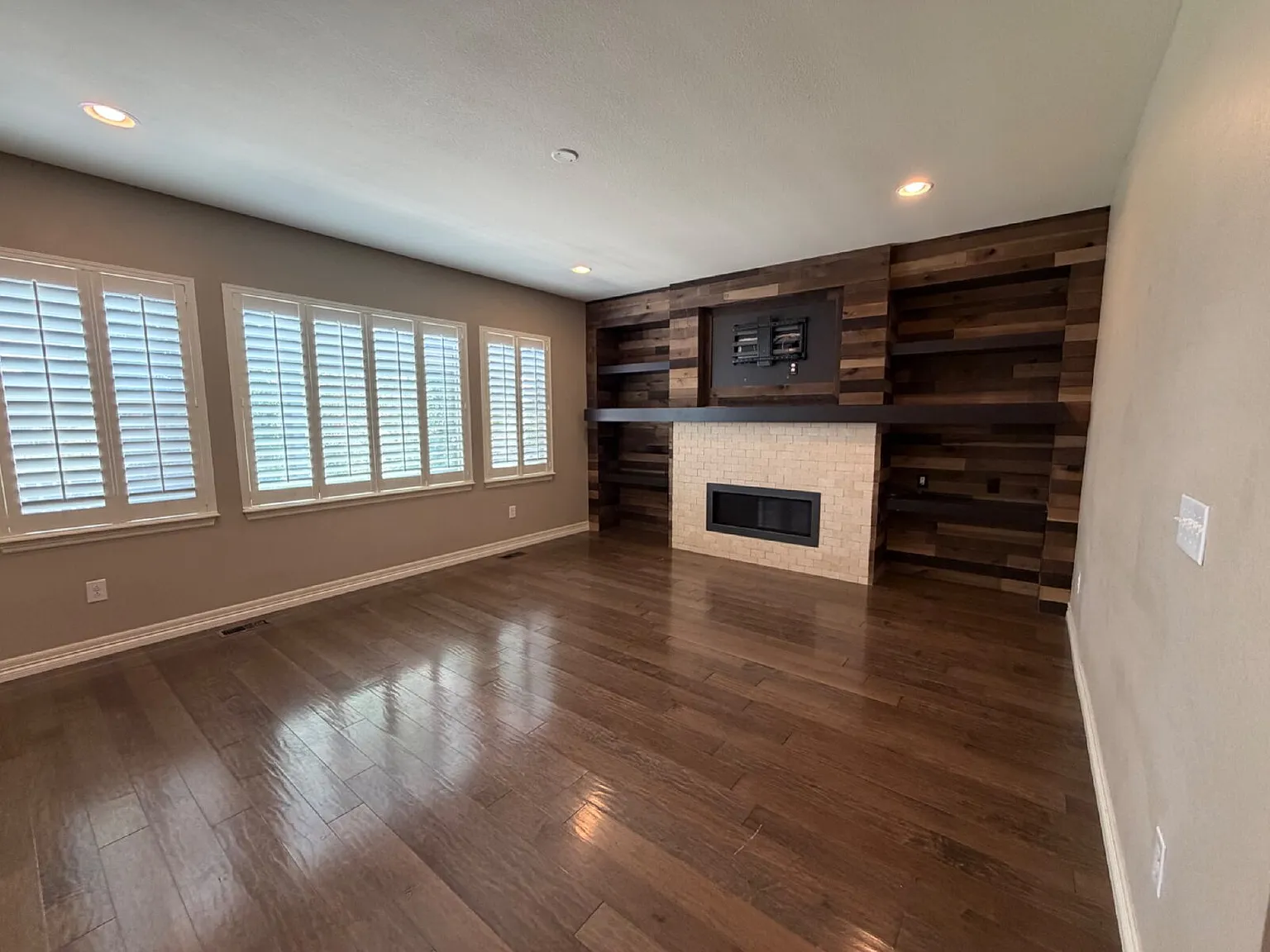 5 bed, 4.0 bath, 4494 sqft, $4,395 — Photo 4