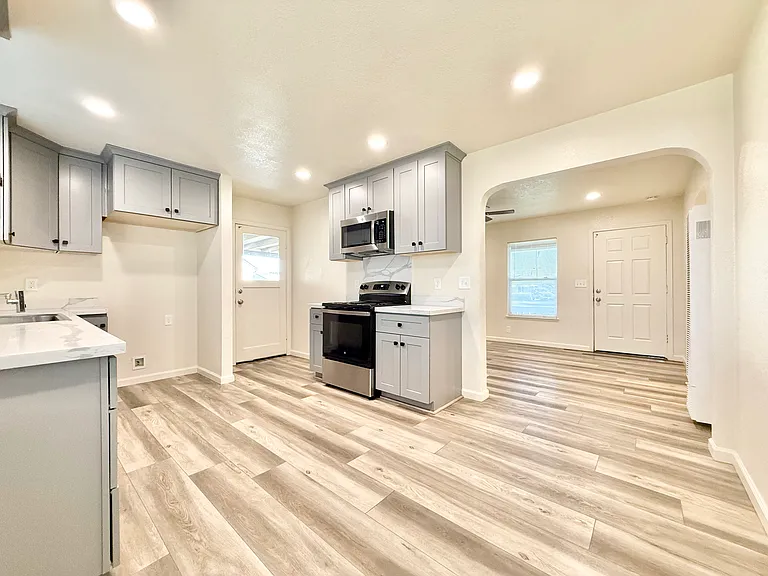 910 Elmo Ct — Photo 2