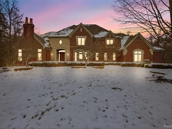 2023 Dean Dr, Washington, MI 48094