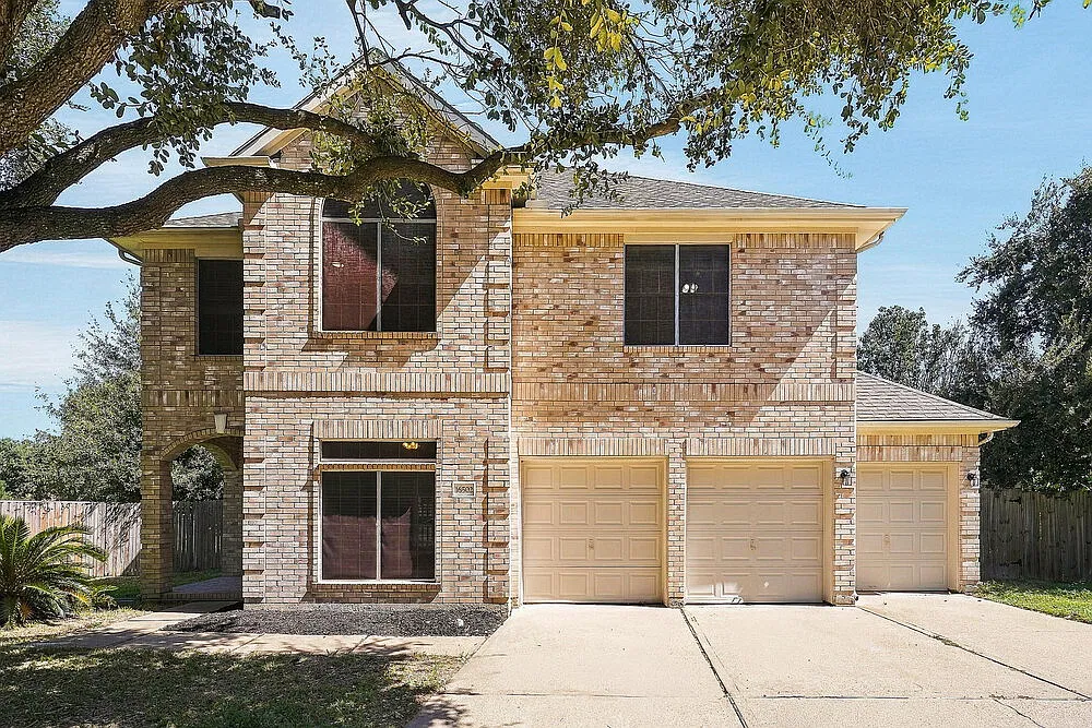 4 bed, 2.5 bath, 2758 sqft, $2,380 — Photo 1