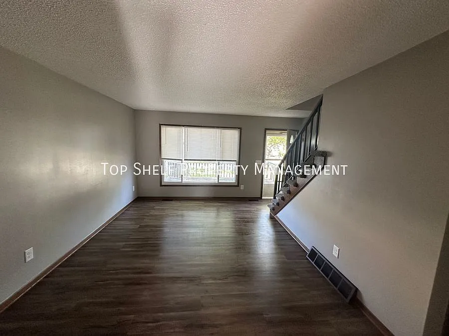 3 bed, 960 sqft, $1,345 — Photo 2