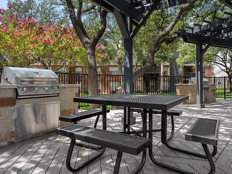 C242740_WimbeldonOaks_Grill_03